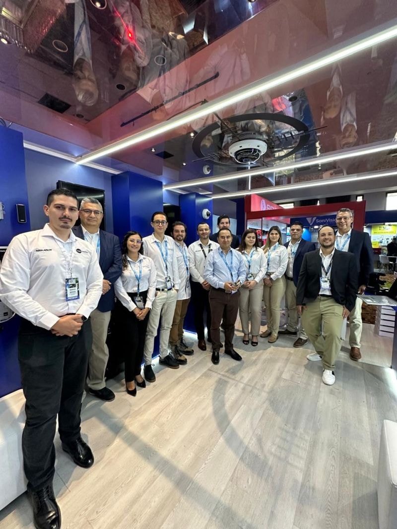 Equipo de Dahua Technology posando en su stand azul
