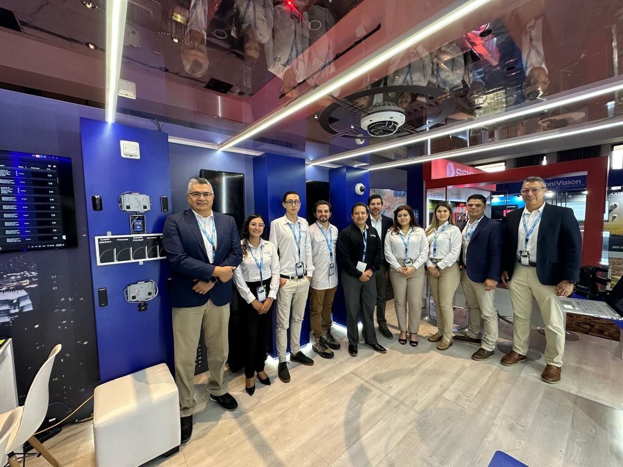 Equipo completo de Dahua Technology en su stand con productos de seguridad