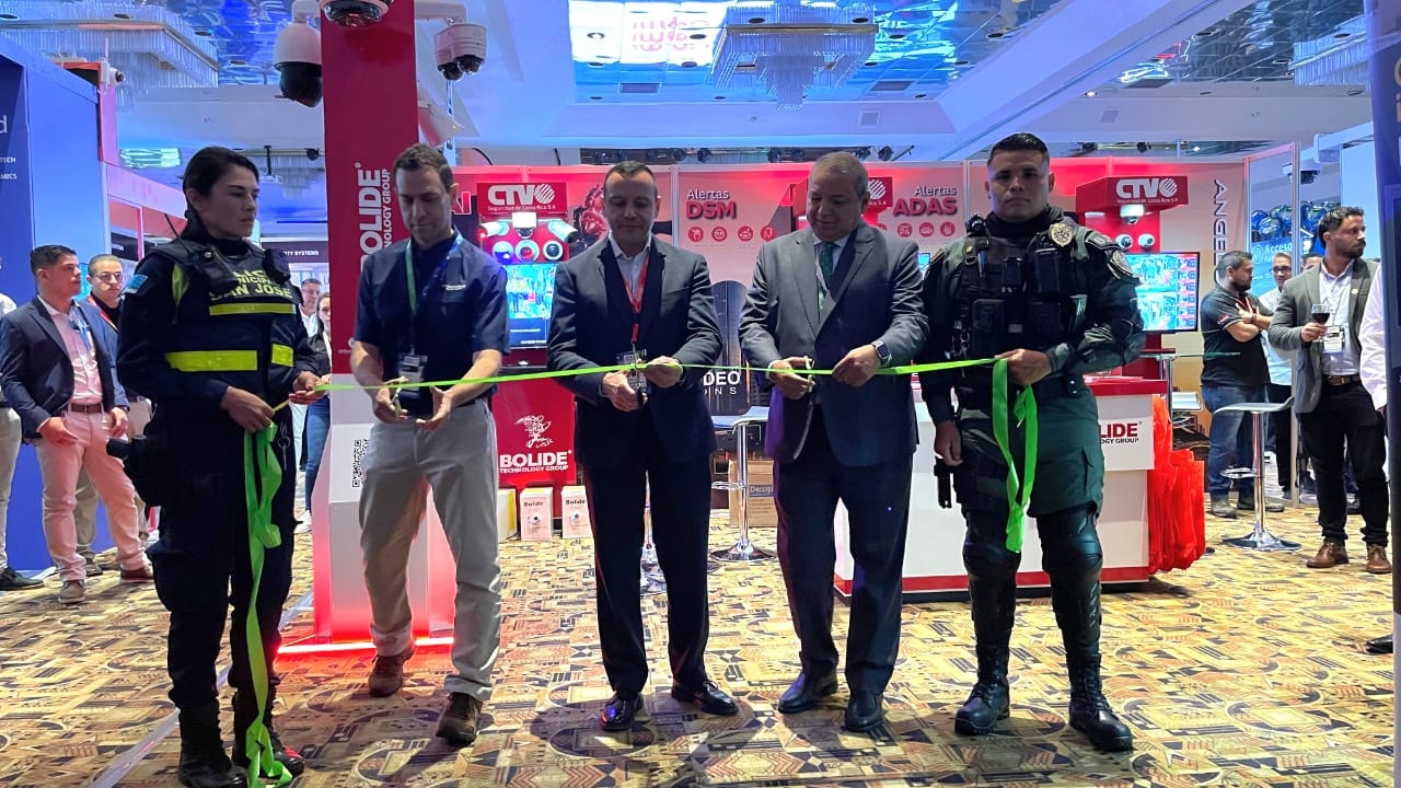 Ceremonia de inauguración con corte de cinta