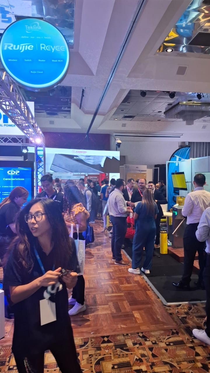 Piso de exposición con stands y visitantes