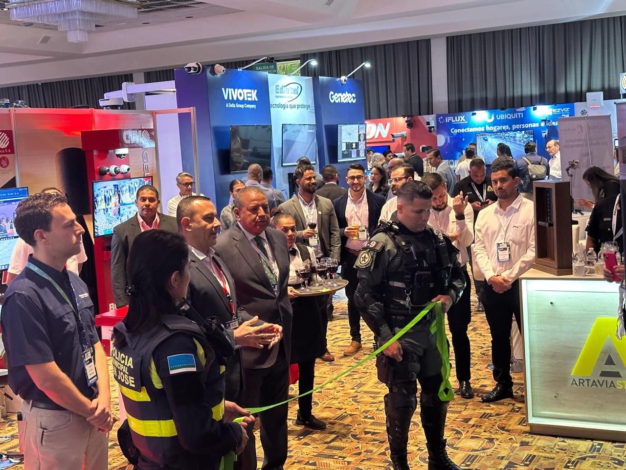 Piso de exposición con stands de Vivotek, Edintel, Genetec y Ubiquiti