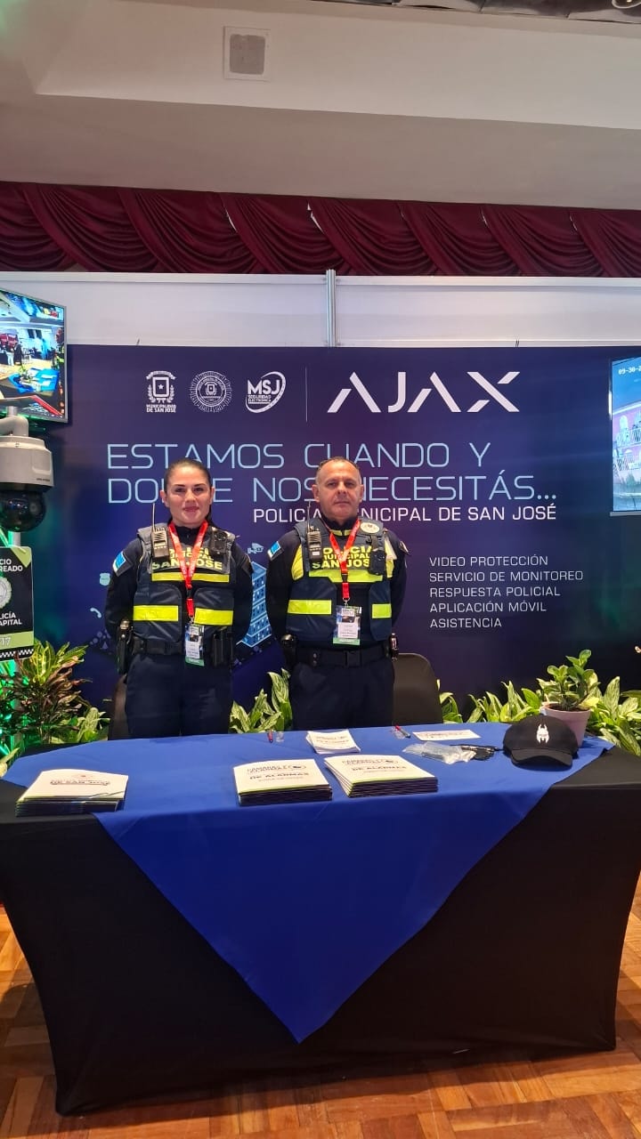 Stand de AJAX con oficiales de la Policía Municipal de San José