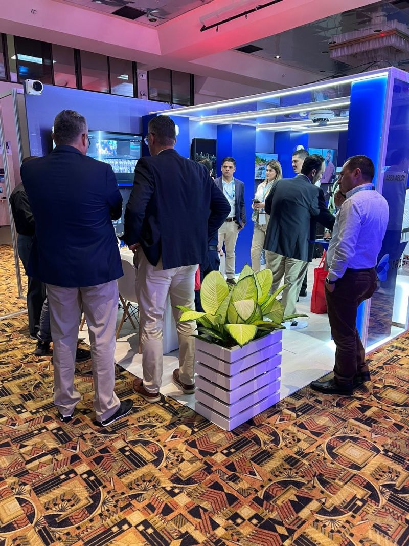 Stand de ASSA ABLOY con visitantes y pantallas de demostración