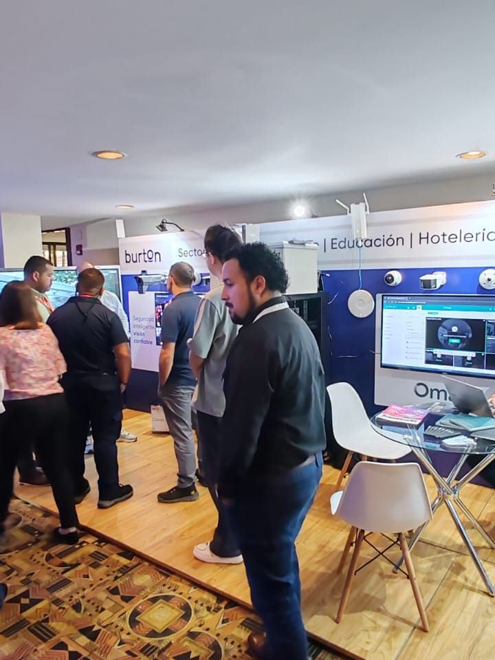 Stands de Burton y Omni con visitantes en el evento