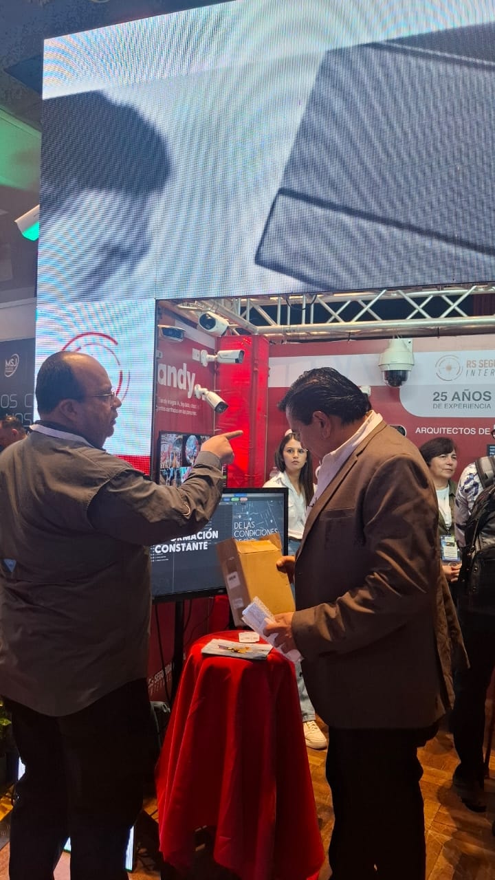 Demostración de cámaras de seguridad en stand con pantalla LED