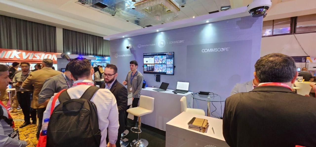 Stand de Hanwha Vision y CommScope con demostración en pantalla
