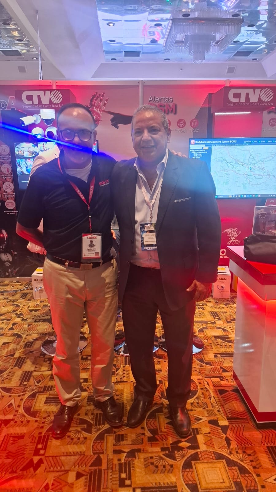 Dos personas posando en el stand de CTV Seguridad de Costa Rica y Bolide