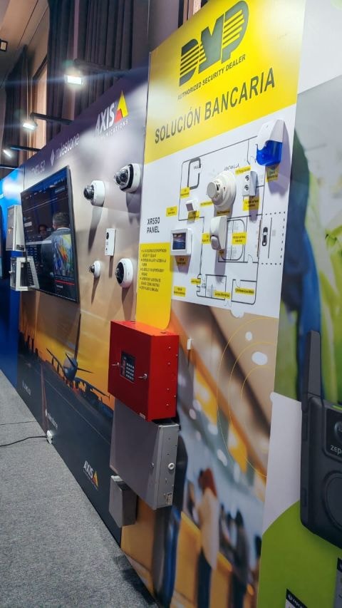 Stand DMP con solución bancaria y productos de seguridad