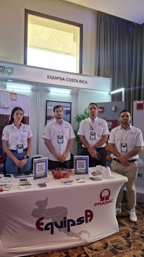 Equipo de Equipsa Costa Rica en su stand con branding Pramac