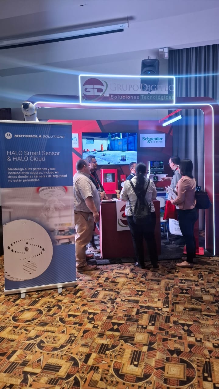 Stand de Grupo Digitec con arco de neón y Schneider Electric