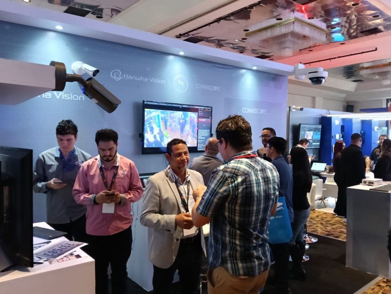 Visitantes en el stand de Hanwha Vision, STS y CommScope
