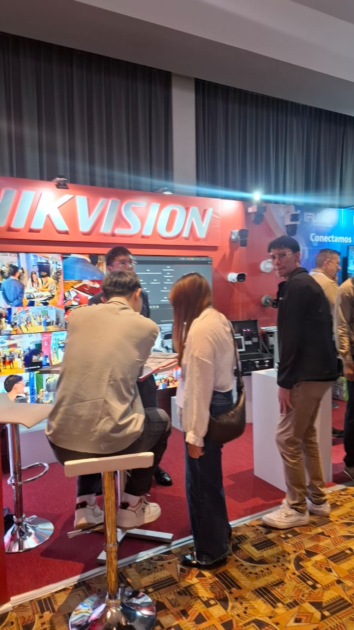 Stand de Hikvision con visitantes