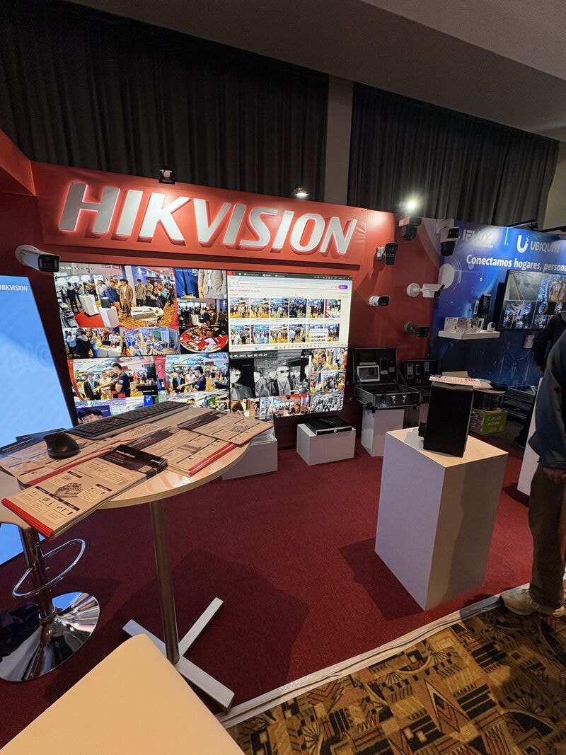 Stand de Hikvision con pantalla LED y productos de videovigilancia