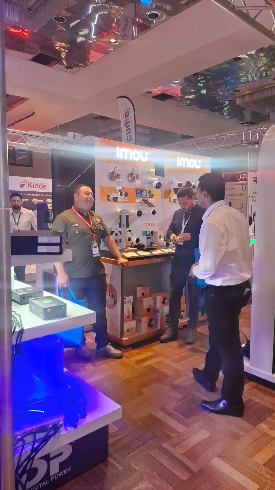 Stand de Imou con cámaras de seguridad y visitantes en networking