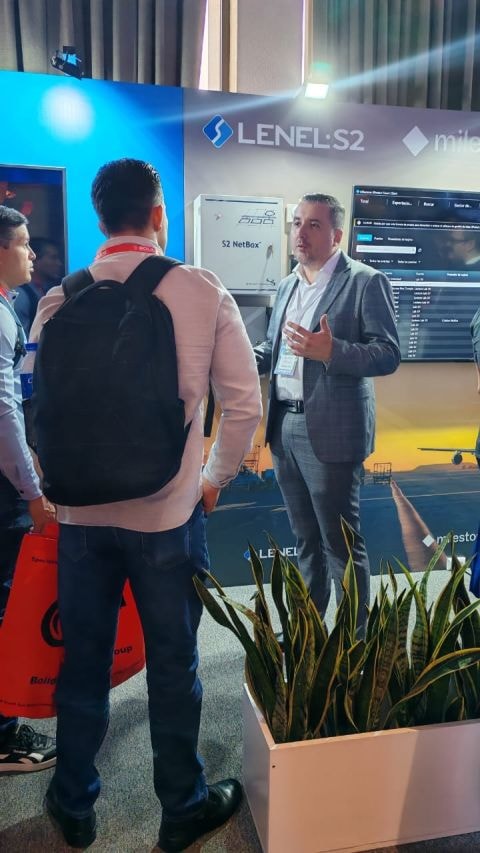 Stand de LenelS2 con presentación de soluciones de acceso