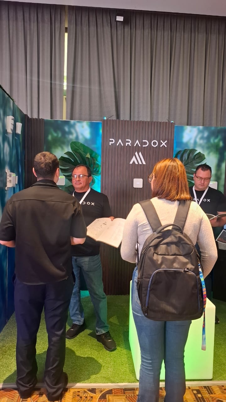 Stand de Paradox Security Systems con visitantes y productos en exhibición