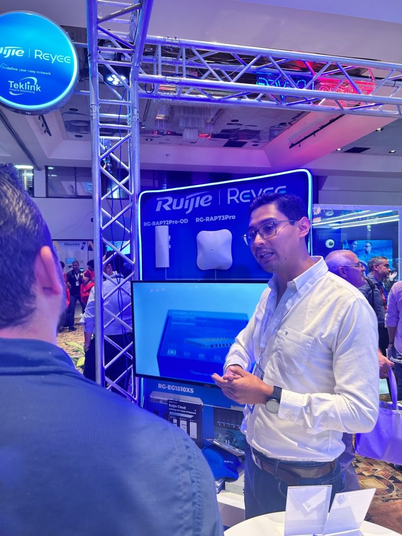 Representante de Ruijie Reyee y Teklink presentando productos de red