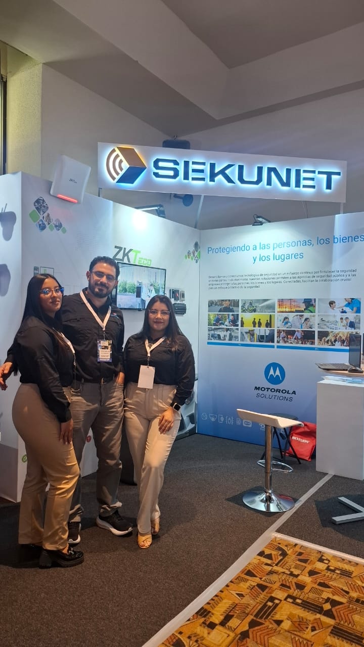 Stand de Sekunet con equipo y branding Motorola Solutions
