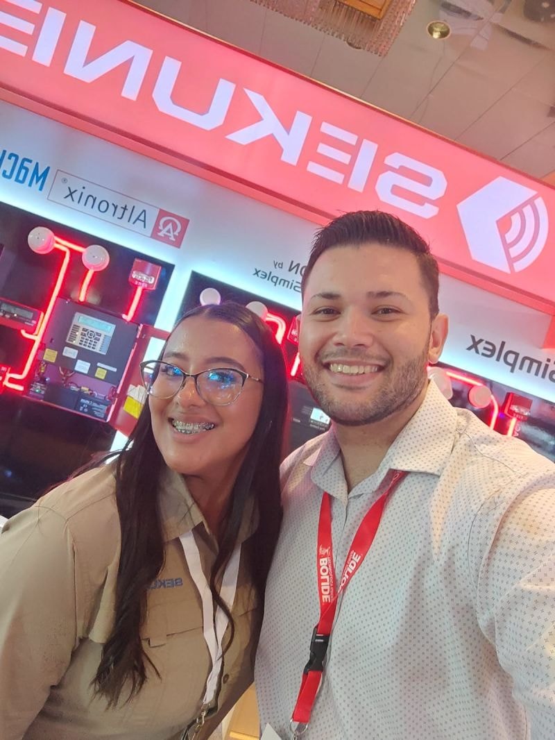 Selfie en el stand de Sekunet con branding Altronix y Simplex