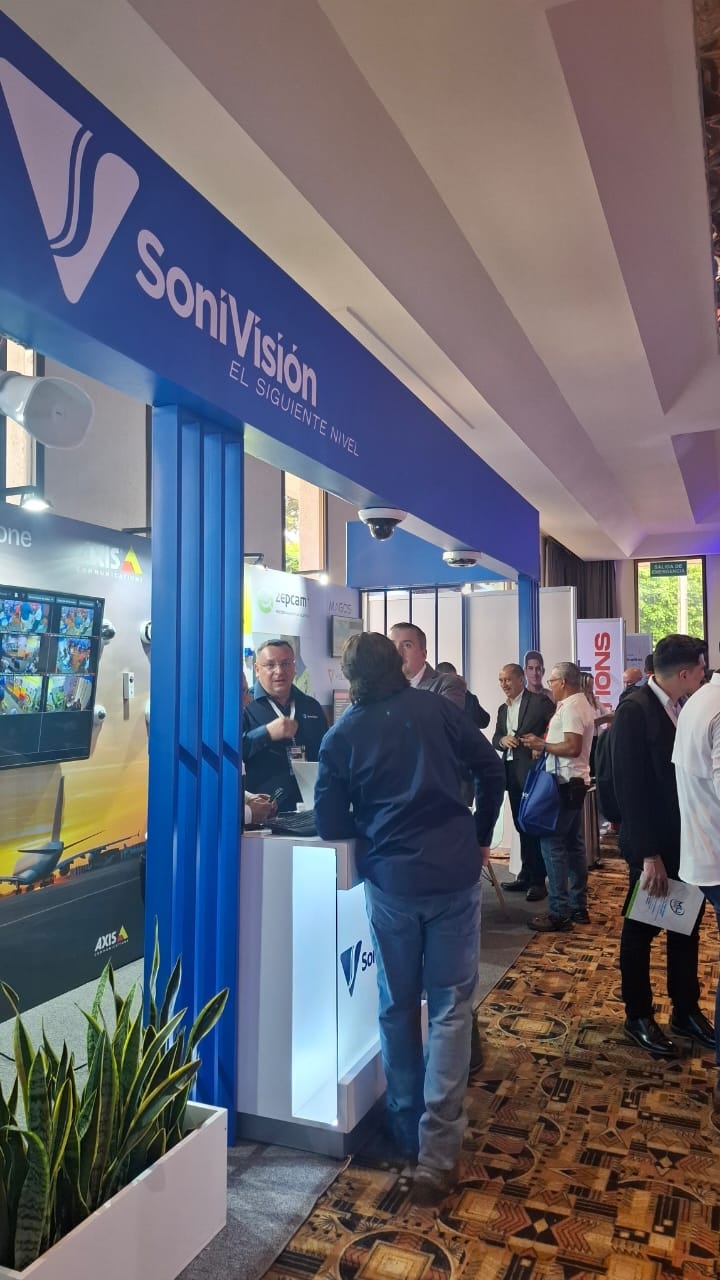 Stand de SoniVisión con branding azul
