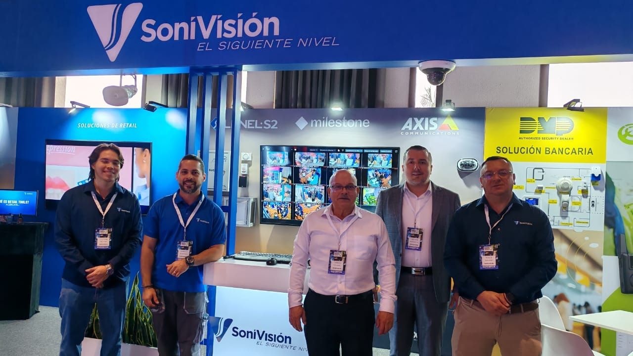 Equipo de SoniVisión en el stand del evento