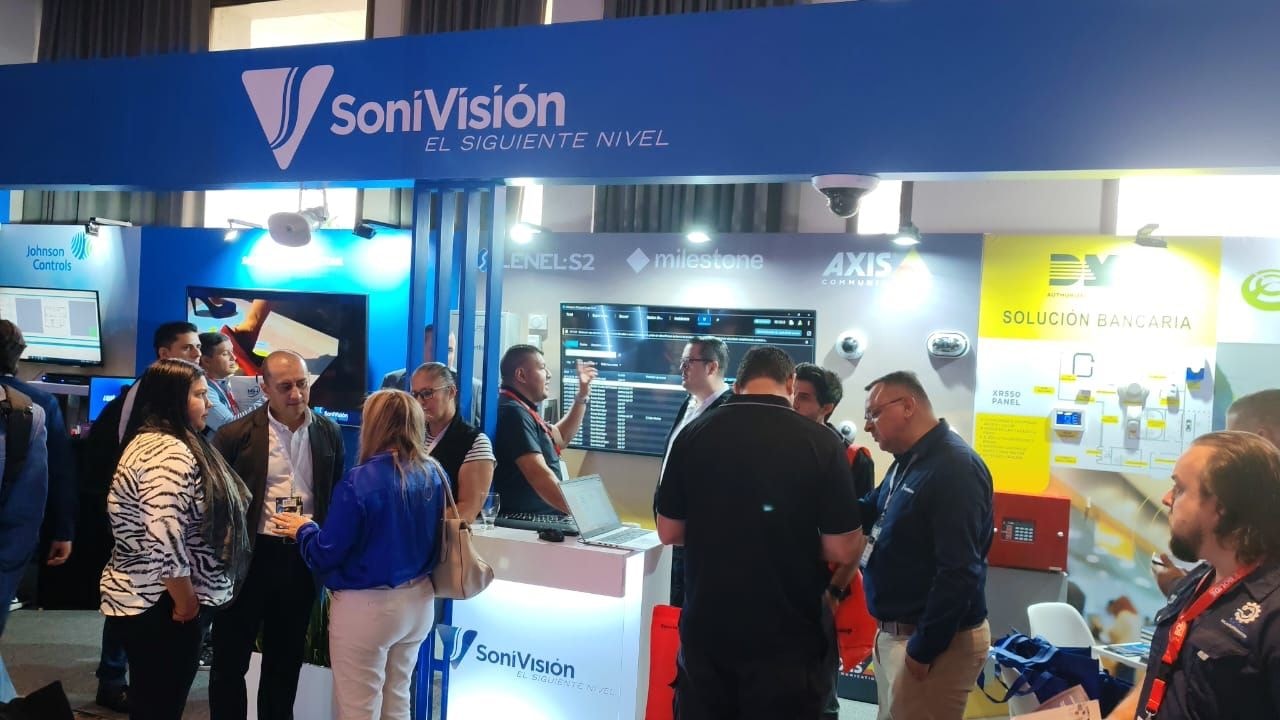 Vista panorámica del stand SoniVisión con visitantes