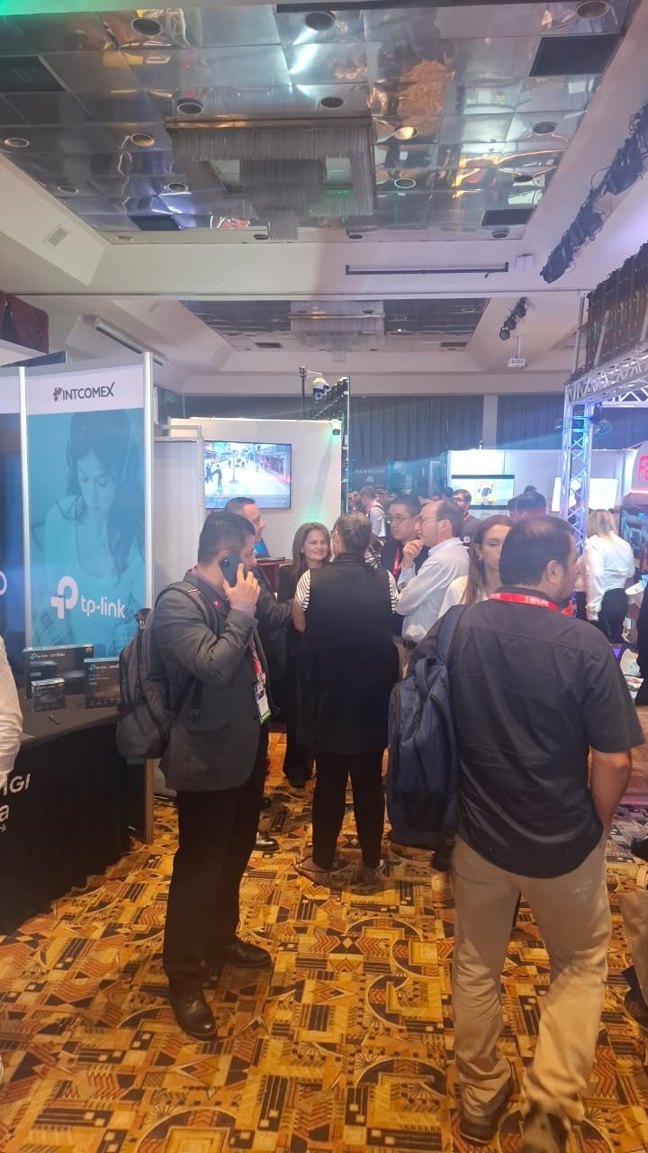 Stand de TP-Link e Intcomex con visitantes en networking