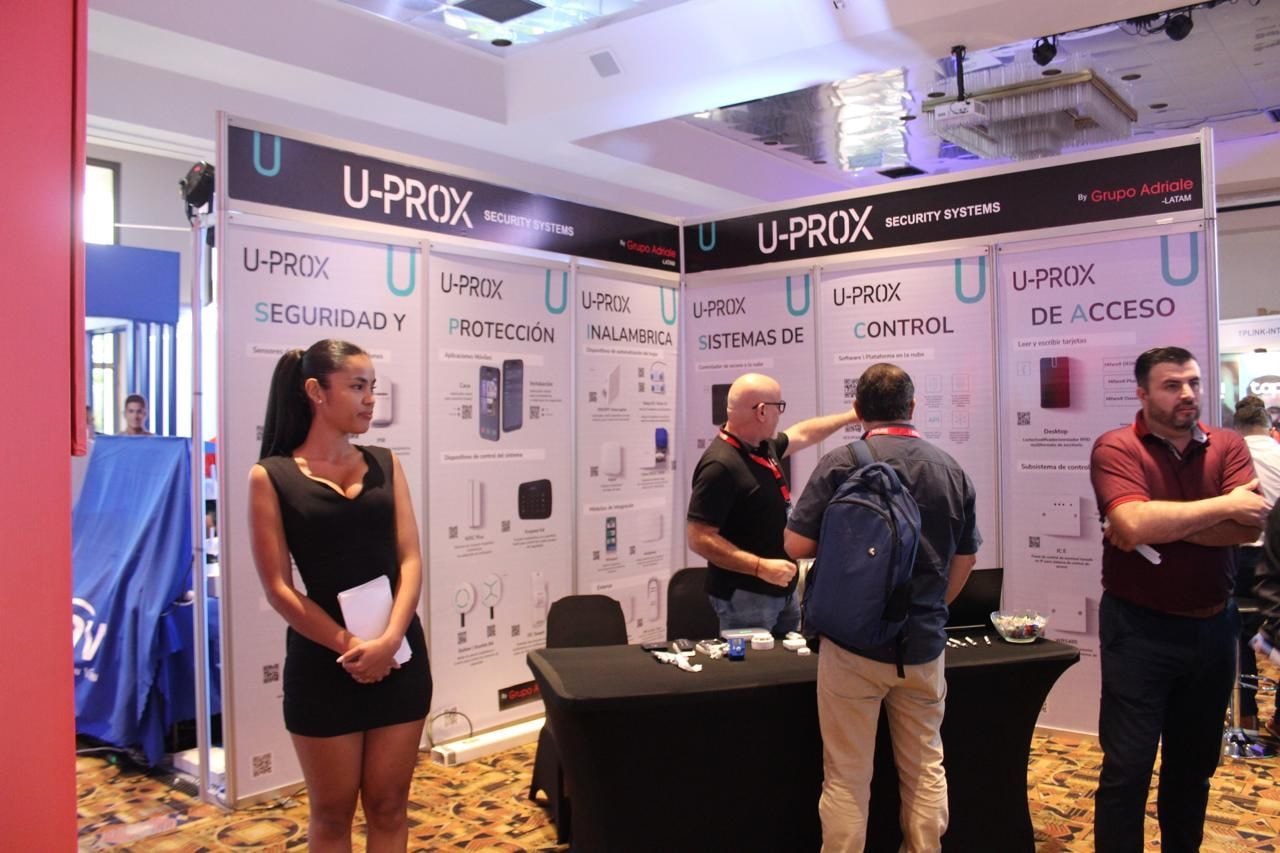 Stand de U-PROX Security Systems con demostraciones de productos