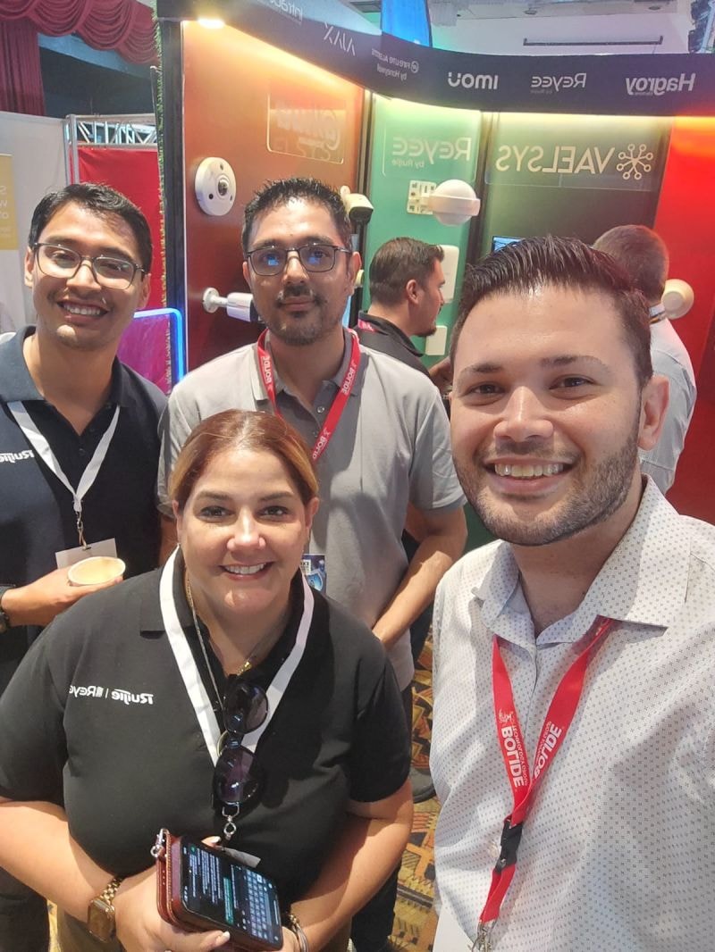Grupo de personas en stand de Vaelsys y Reyee con productos en exhibición