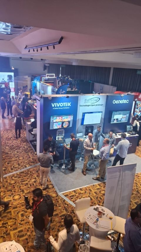 Vista aérea del stand de Vivotek, Edintel y Genetec con visitantes