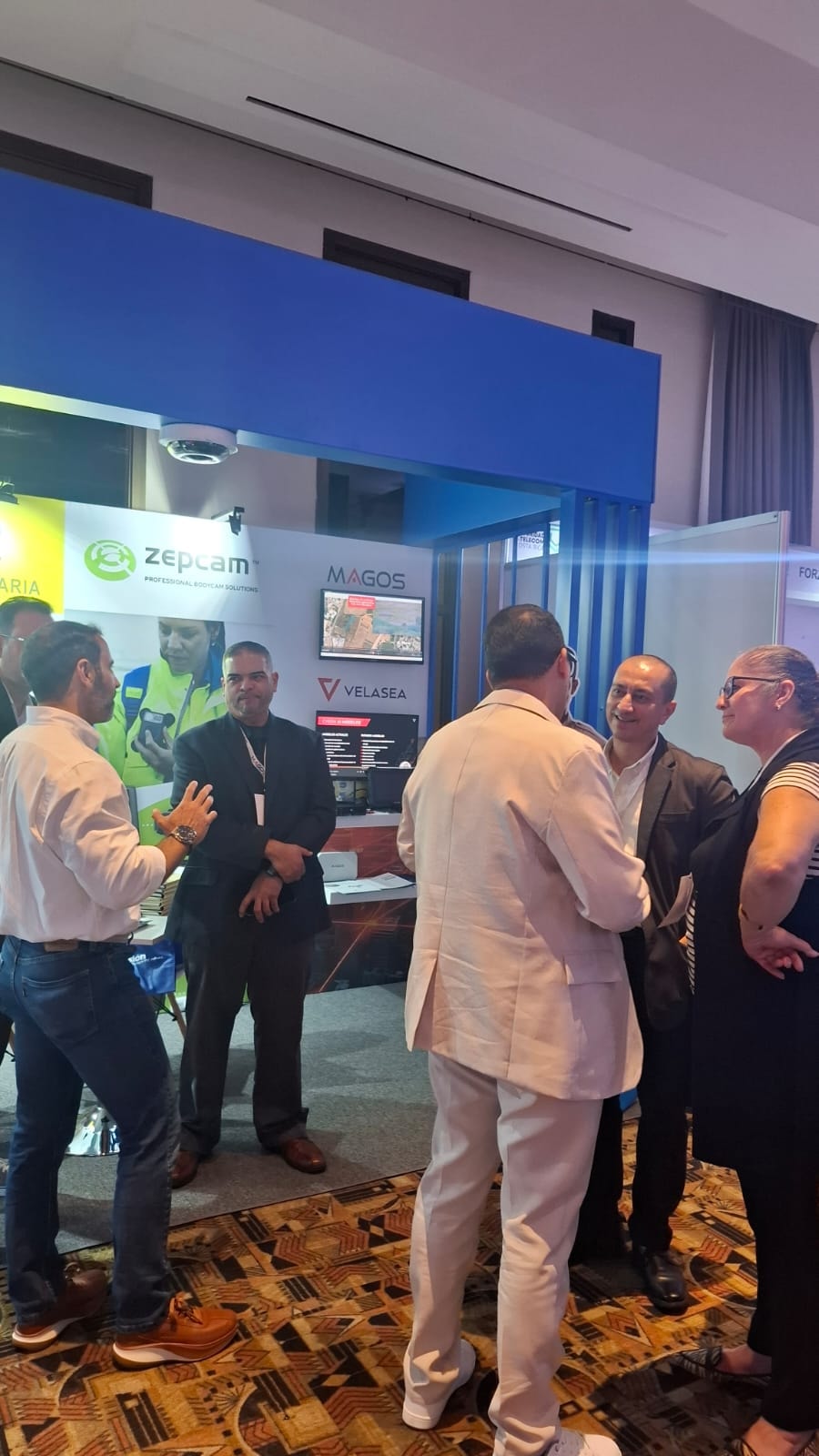 Stand de Zepcam, Magos y Velasea con visitantes