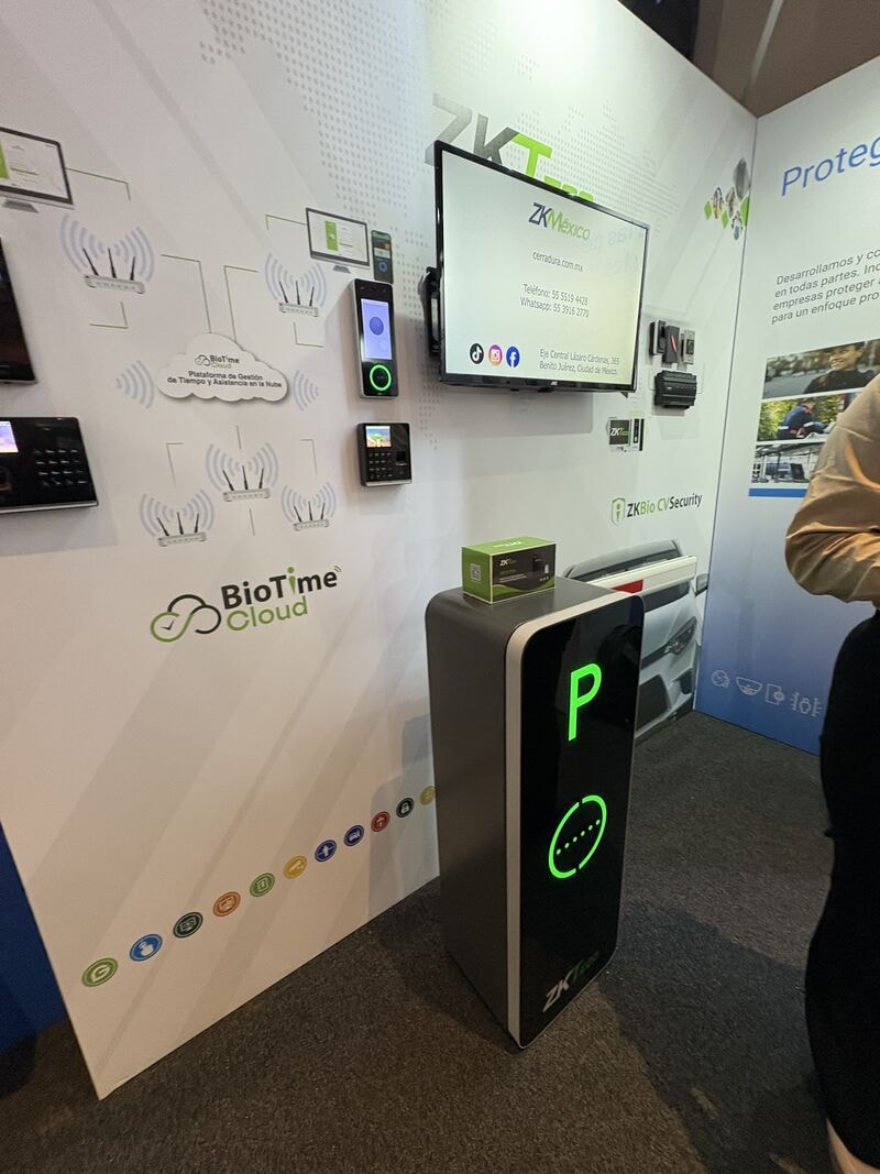 Stand de ZKTeco con productos BioTime Cloud y control de acceso
